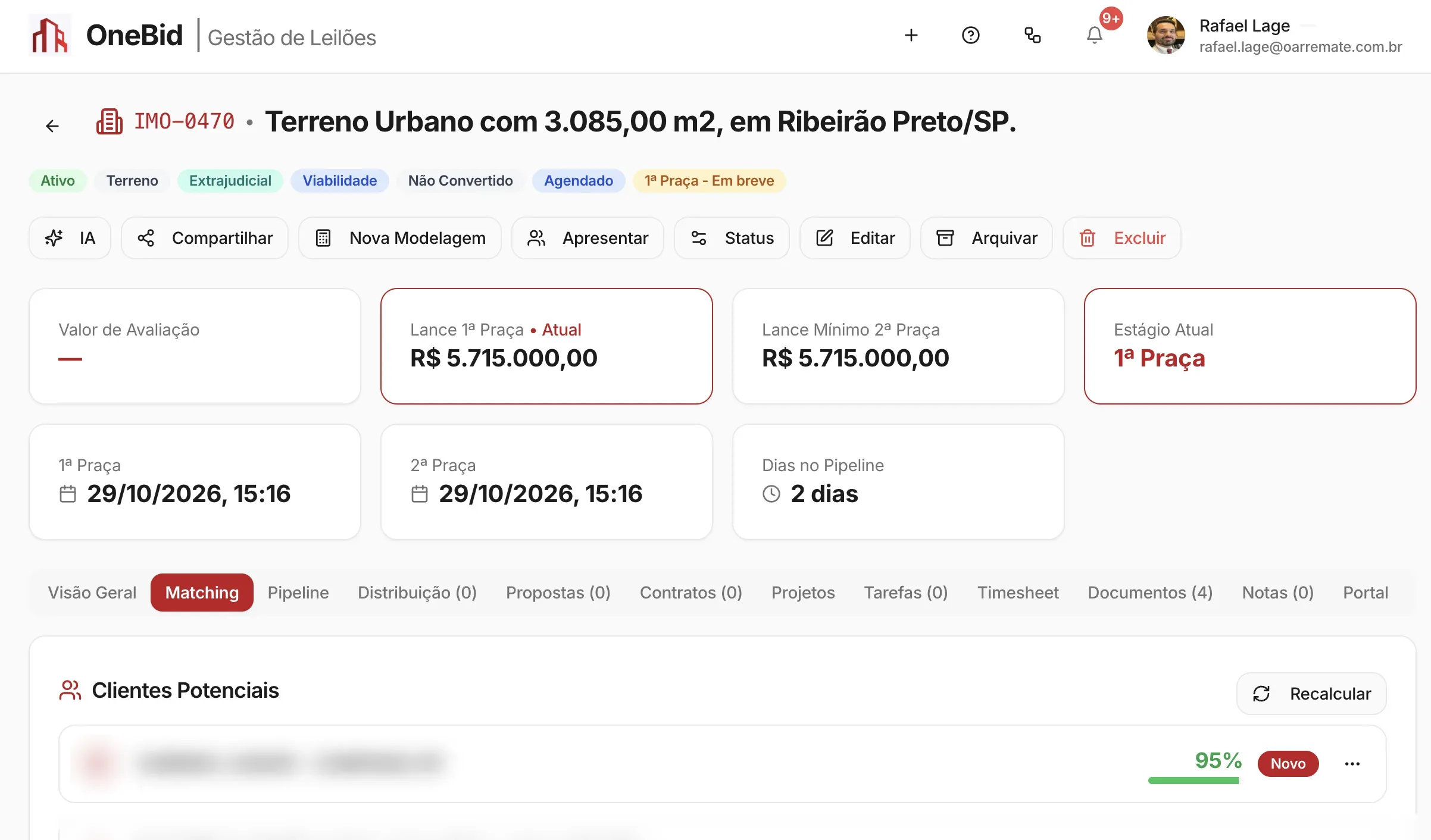 Tela de matching do OneBid: ficha de um terreno em leilão com os clientes potenciais ordenados pela aderência ao perfil de cada um.